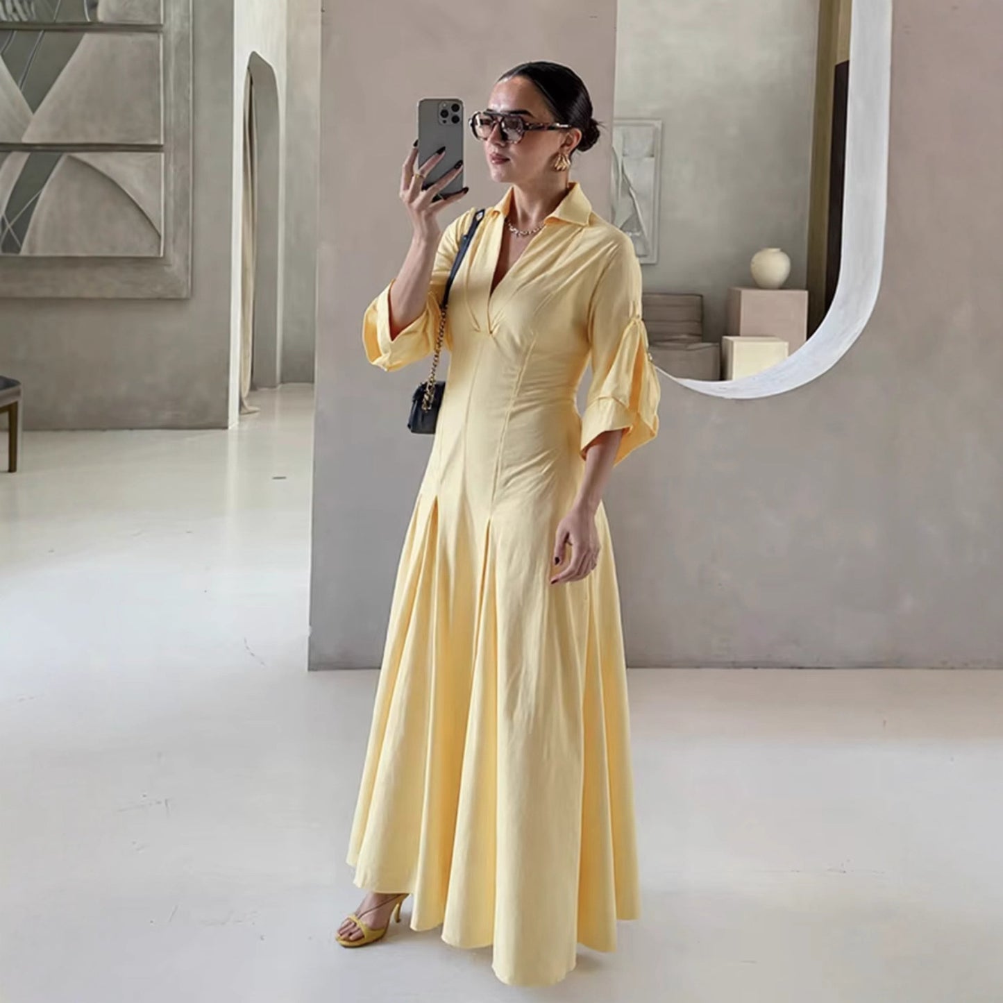 Robe chemise pour dames avec un élégant décolleté en V et des manches larges Chic und Stil
