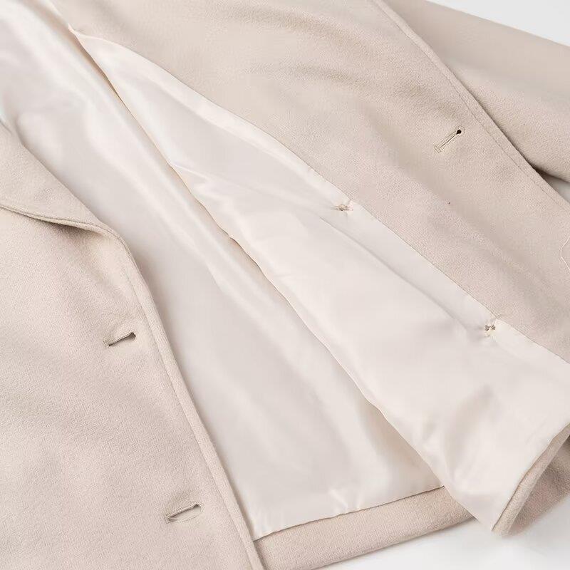 Elegant wool coat for women with double-breasted closure and modern details Chic and Style