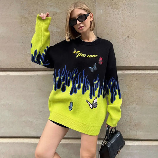 Pull en gros tricot pour femmes avec un design unique de flammes et de papillons Chic und Stil