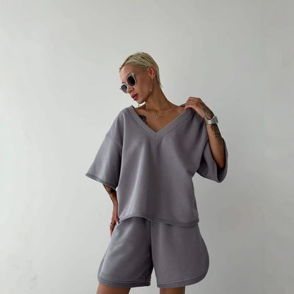 Chic und Stil Women's Casual V Neck Set with Comfortable Shorts and Oversized Top
