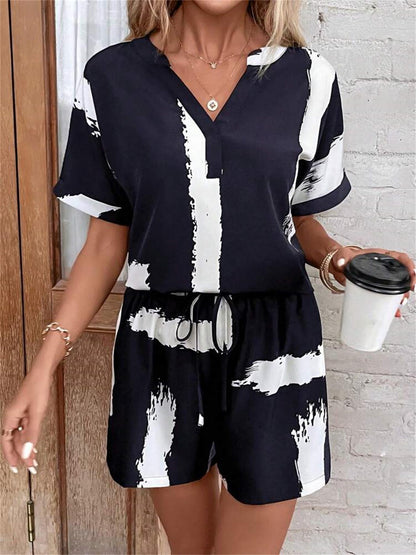 Combinaison courte féminine à la mode avec un haut à motif abstrait et une taille élastique Chic und Stil