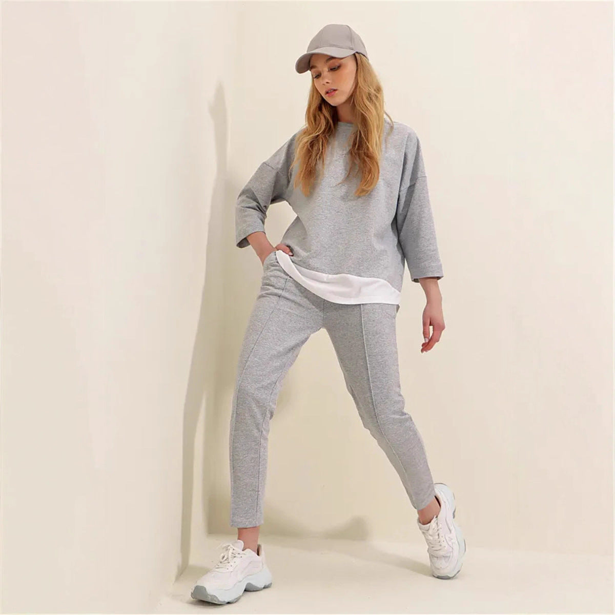Costume de sport décontracté pour femmes avec haut asymétrique et pantalon évasé Chic und Stil