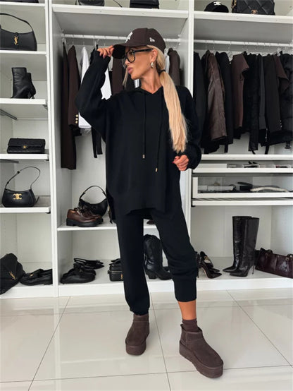 Casual and stylish loungewear set for women in soft material with hood and loose pants Chic and Style