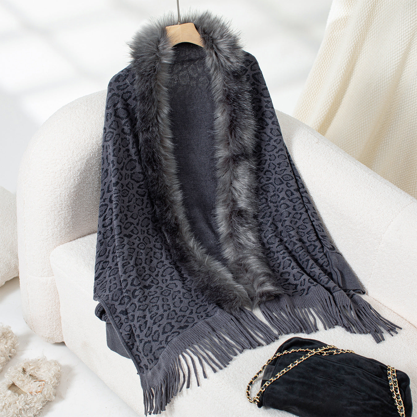 Dames élégant pull poncho avec un col en fausse fourrure luxueux et un ourlet à franges Chic und Stil