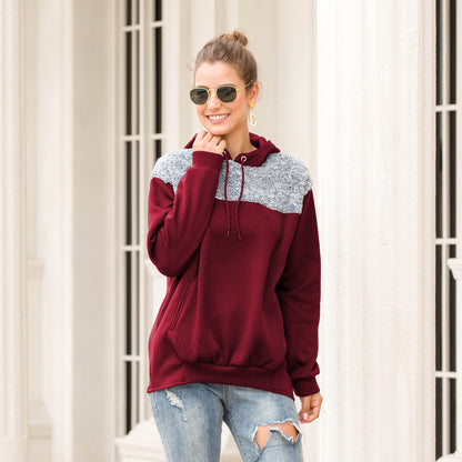 Pull à capuche pour femmes avec un design contrastant stylé et un ourlet élastique Chic und Stil