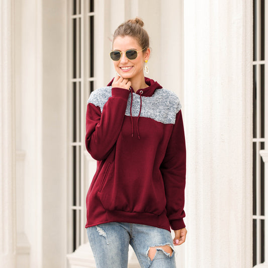 Pull à capuche pour femmes avec un design contrastant stylé et un ourlet élastique Chic und Stil