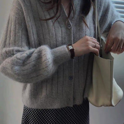 Dames cardigan douillet en tricot avec fine structure côtelée et détails de boutons Chic und Stil