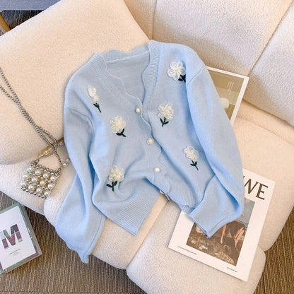 Bouton de cardigan féminin ludique avec broderie florale et boutons en perles Chic und Stil