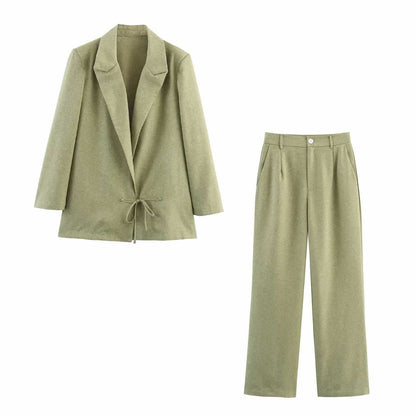 Casual women's jacket with adjustable belt and wide-leg pants Chic und Stil