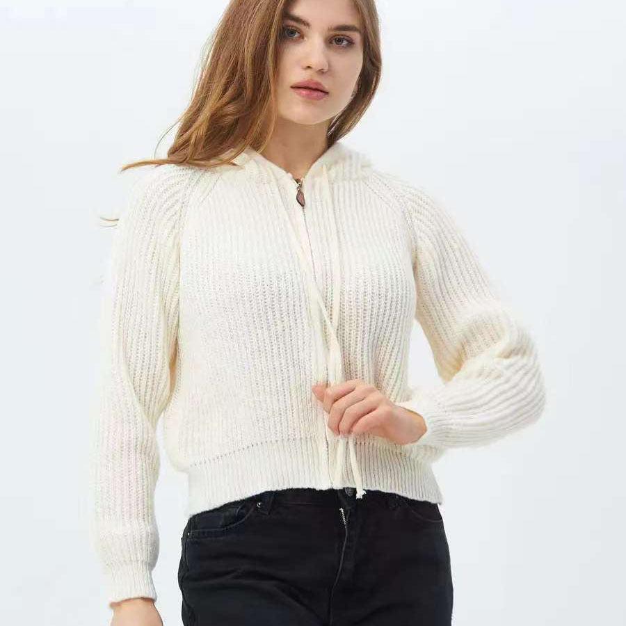 Sweat à capuche court pour femmes en matériau en tricot côtelé doux avec des cordons pratiques Chic & Stil