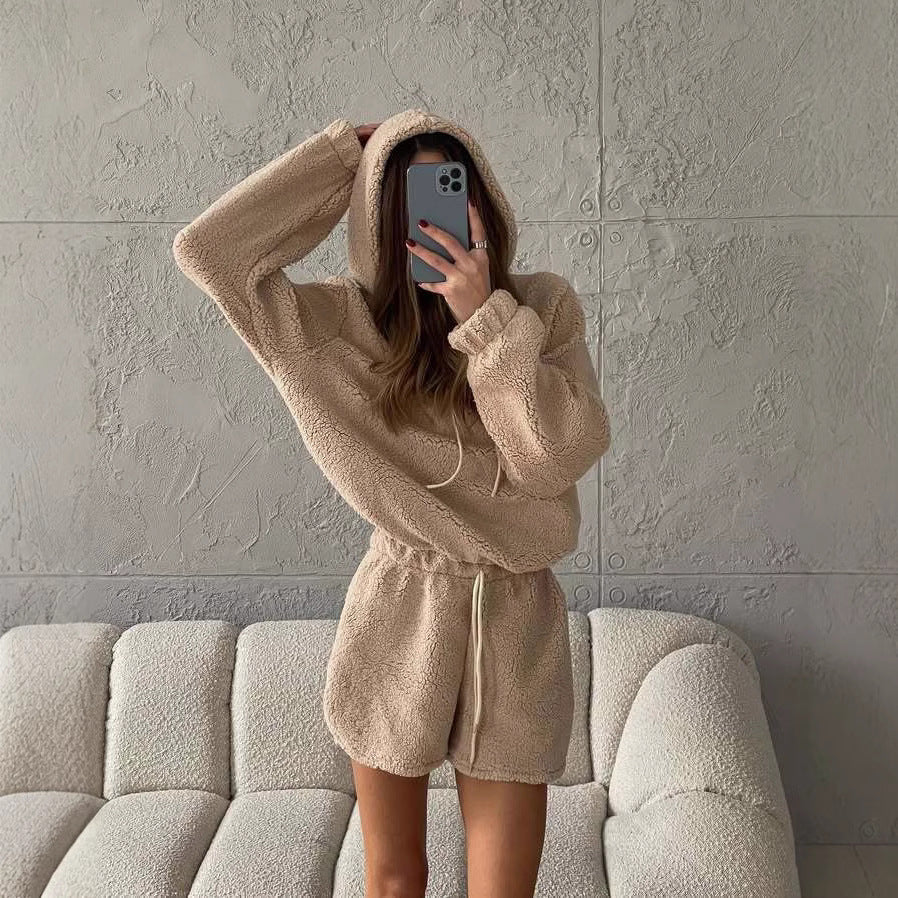 Dames confortable ensemble de hoodie en polaire et de shorts Chic und Stil