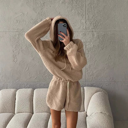 Dames confortable ensemble de hoodie en polaire et de shorts Chic und Stil