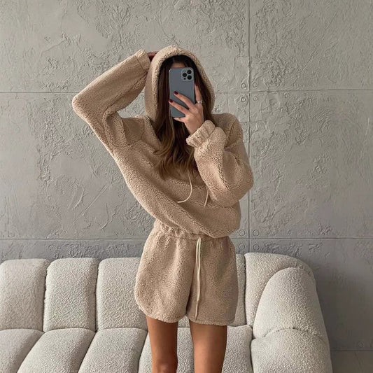 Women's comfortable fleece hoodie and shorts set Chic und Stil