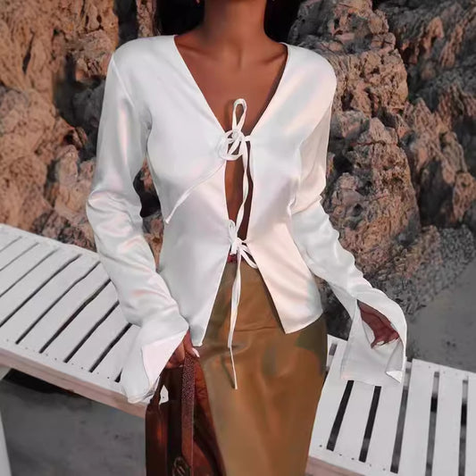Blouse satin femme avec décolleté en V profond et liens Chic und Stil