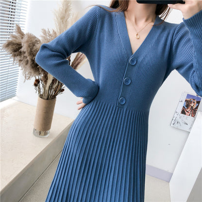 Robe tricot pour femmes avec décolleté en V et détails de boutons décoratifs Chic und Stil