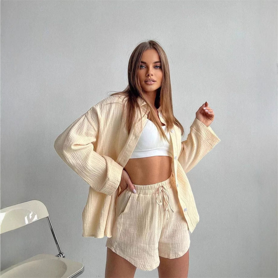 Light summer set for women consisting of a top and shorts Chic und Stil