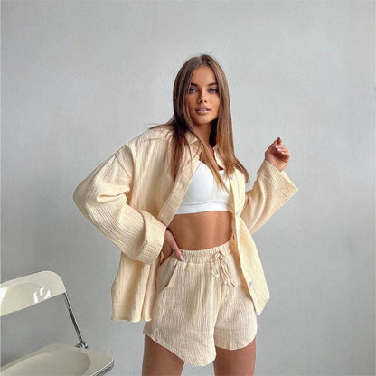 Light summer set for women consisting of a top and shorts Chic und Stil