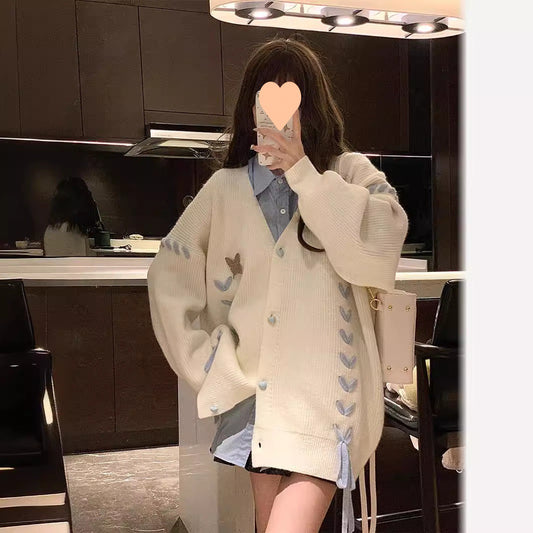 Dames gilet en tricot avec des détails en forme de cœur ludiques et un nœud Chic und Stil