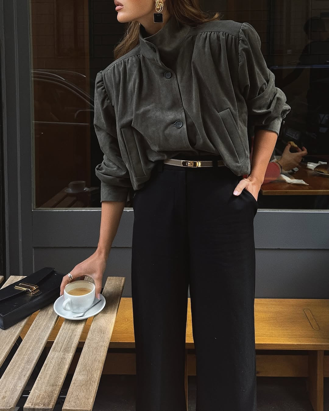 Chemisier oversize pour femmes avec un design plissé chic et des détails de boutons élégants Chic und Stil