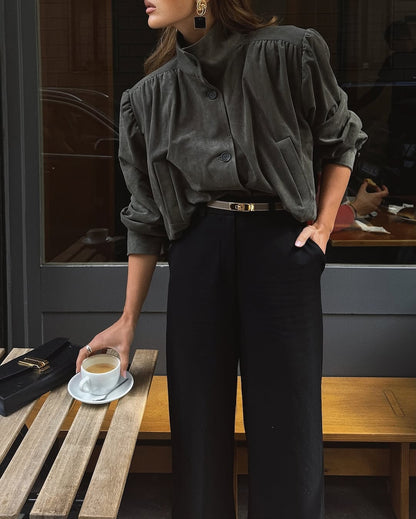 Chemisier oversize pour femmes avec un design plissé chic et des détails de boutons élégants Chic und Stil