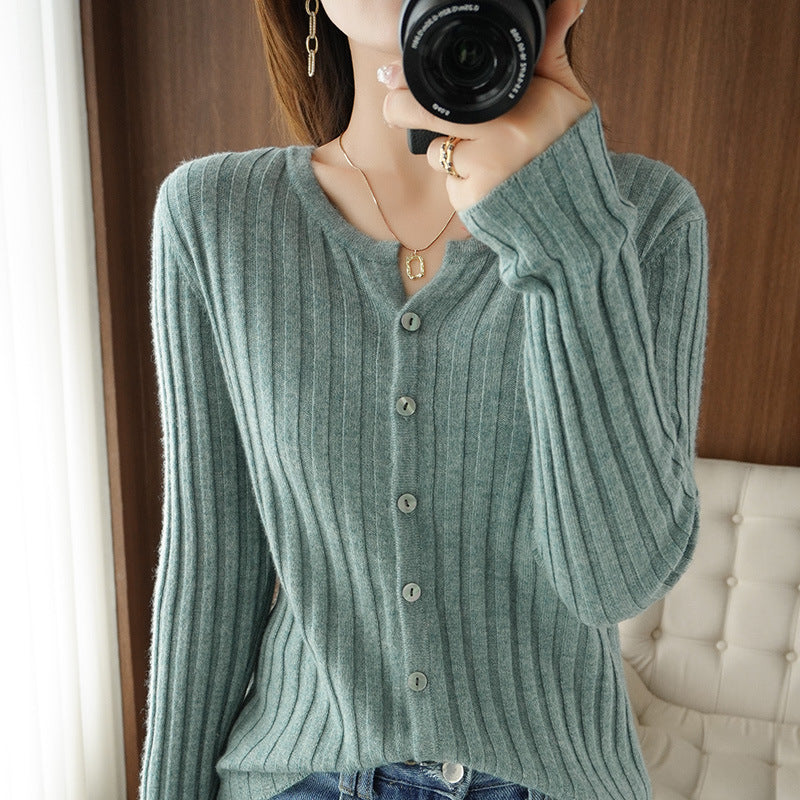 Cardigan pour femmes avec un fin motif en côtes et des détails de boutons élégants Chic und Stil