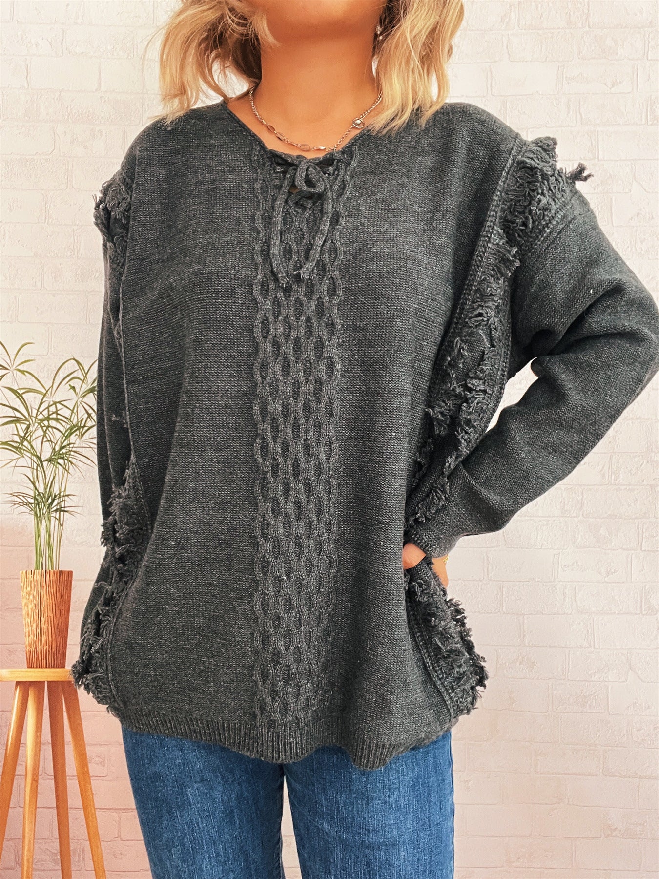 Pull en tricot oversize pour femmes avec un design de franges ludique et un motif en torsades Chic und Stil