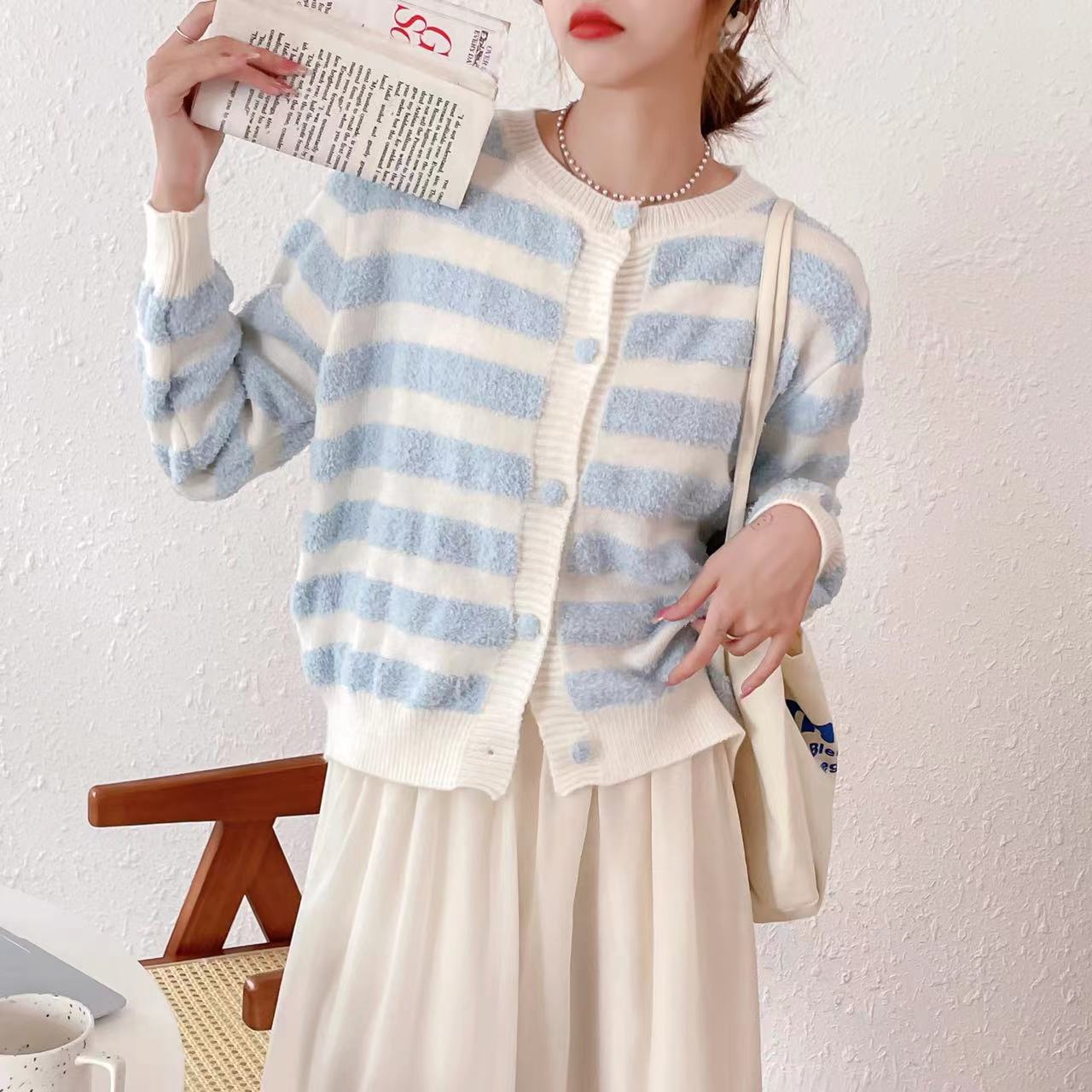Dames Pull-over en tricot douillet avec des rayures maritimes Chic und Stil