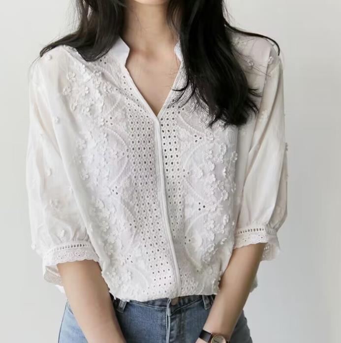 Chemisier femme avec détail brodé et ligne de boutons Chic und Stil