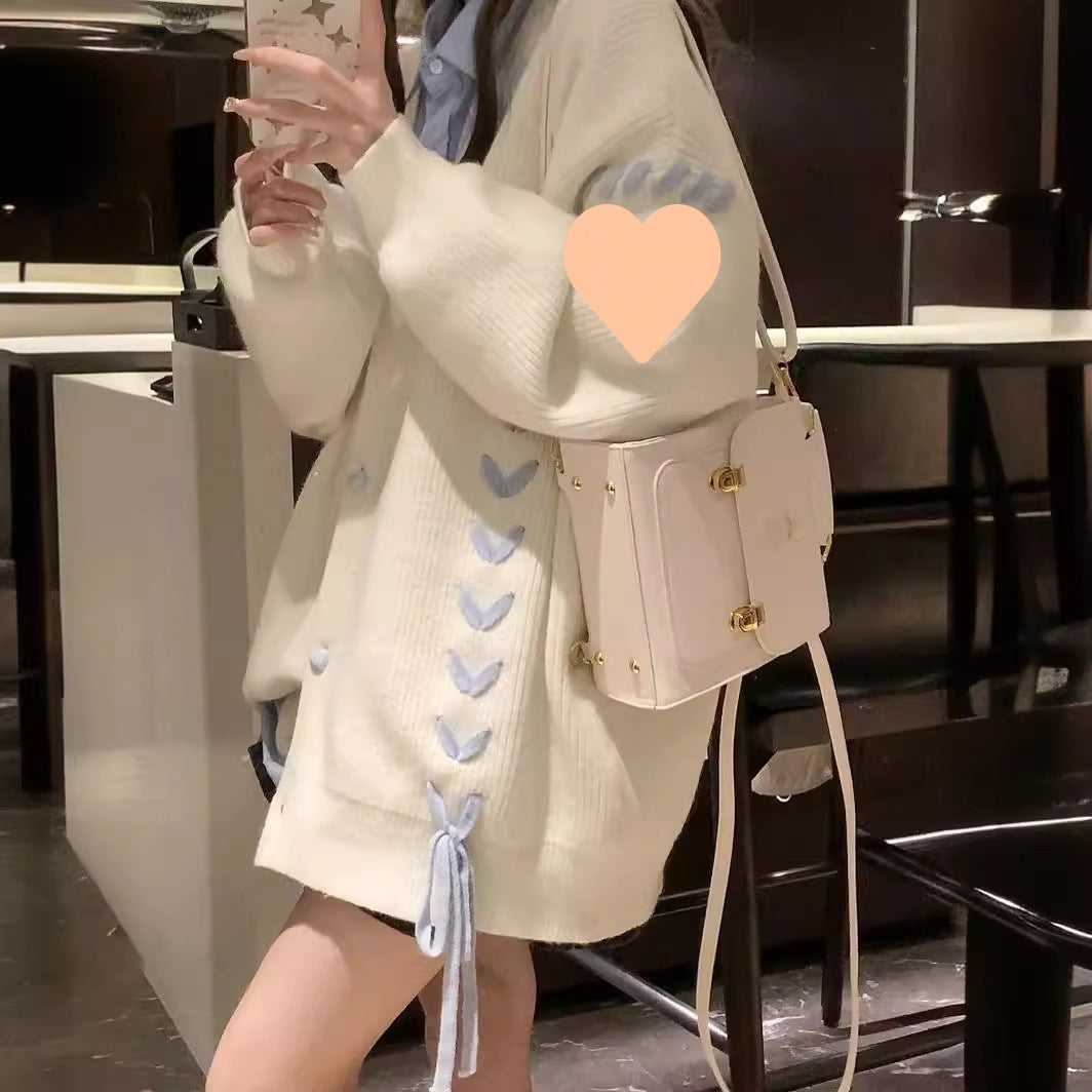 Dames gilet en tricot avec des détails en forme de cœur ludiques et un nœud Chic und Stil