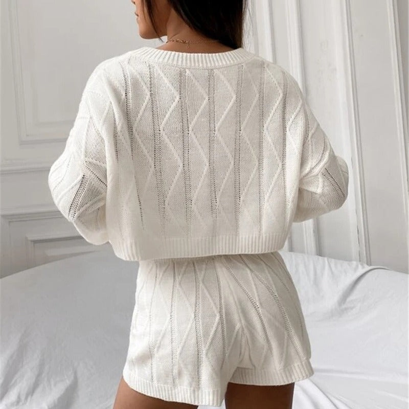 Dames ensemble décontracté en tricot avec pull court et shorts Chic und Stil