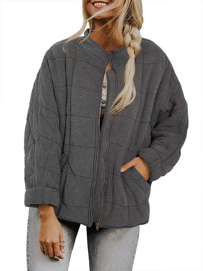 Chic women's puffer jacket with practical zipper and large pockets. Chic and stylish.