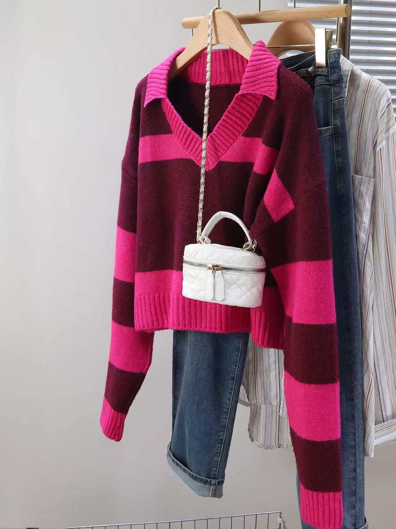 Pull en tricot pour femmes à décolleté en V profond et design rayé Chic und Stil