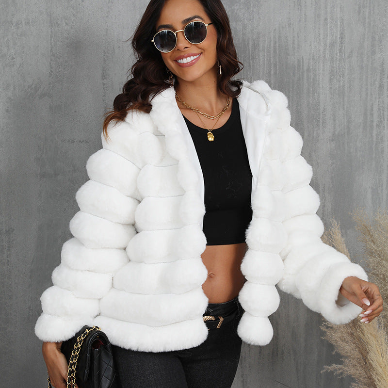 Veste à capuche pour femmes en fausse fourrure avec motif texturé Chic und Stil