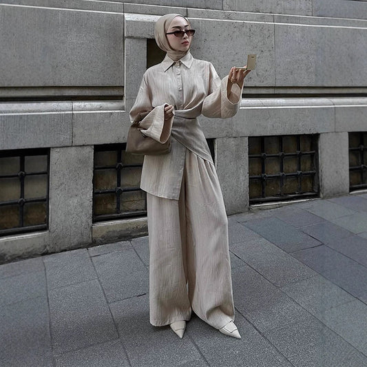 Elegant and fashionable outfit for women with high-waisted pants and shirt Chic und Stil