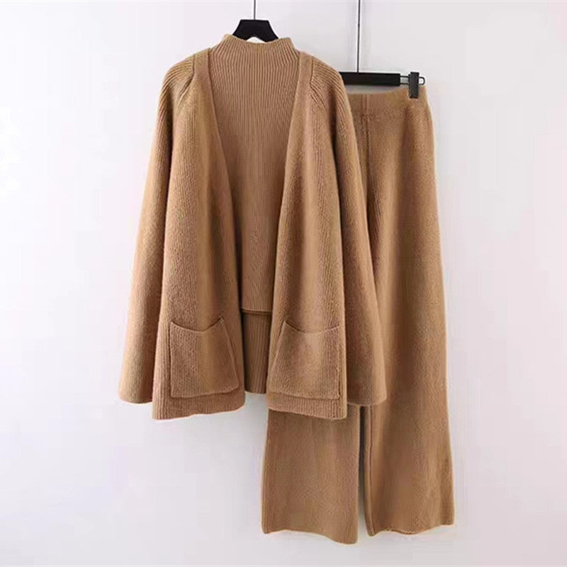 Cozy knit set for women with a wide cardigan and comfortable pants Chic und Stil