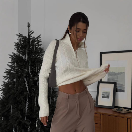 Dames pull cropped brodé avec demi-zip et structure côtelée Chic und Stil