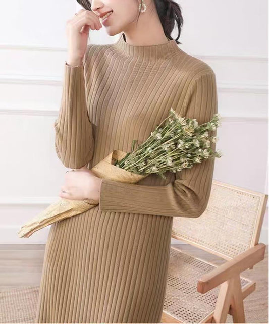 Robe en tricot pour femmes avec une fine texture côtelée et un col montant Chic und Stil