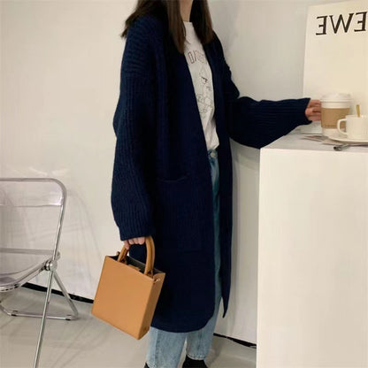 Cardigan en tricot féminin avec une silhouette décontractée et des poches profondes Chic und Stil