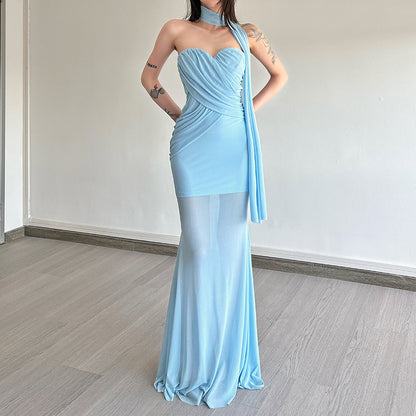 Robe maxi élégante pour femme avec décolleté asymétrique et design sculptant. Chic und Stil