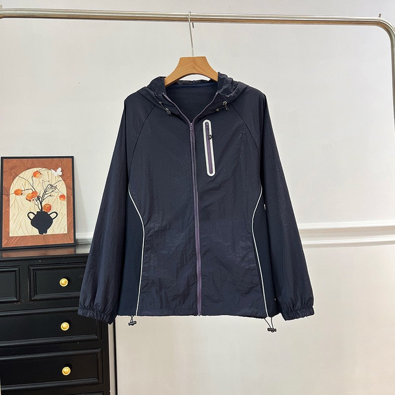 Veste de sport légère pour femmes avec capuche innovante et propriétés respirantes Chic & Stil