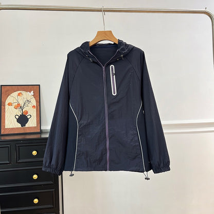 Veste de sport légère pour femmes avec capuche innovante et propriétés respirantes Chic & Stil