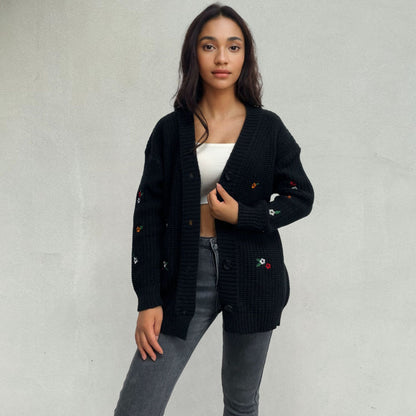 Dames Grobstrick Cardigan avec broderies colorées et fermeture à boutons Chic und Stil