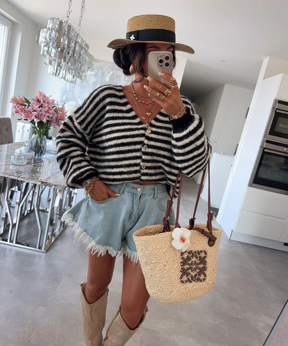 Cardigan en tricot douillet pour dames en laine de haute qualité avec un motif rayé tendance Chic und Stil
