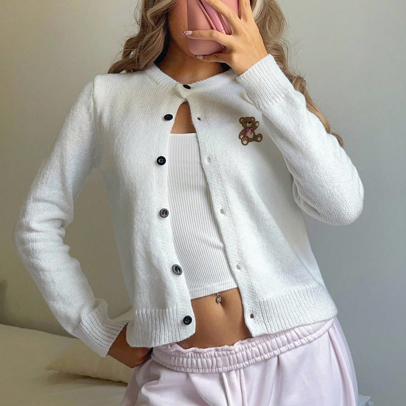 Dames cardigan avec un mignon design d'ours et fermeture à bouton Chic und Stil