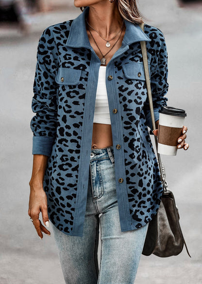 Veste pour femmes en motif léopard avec tissu structuré et poches pratiques Chic und Stil