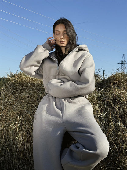 Comfortable women's pajama set with short hoodie and loose pants Chic und Stil