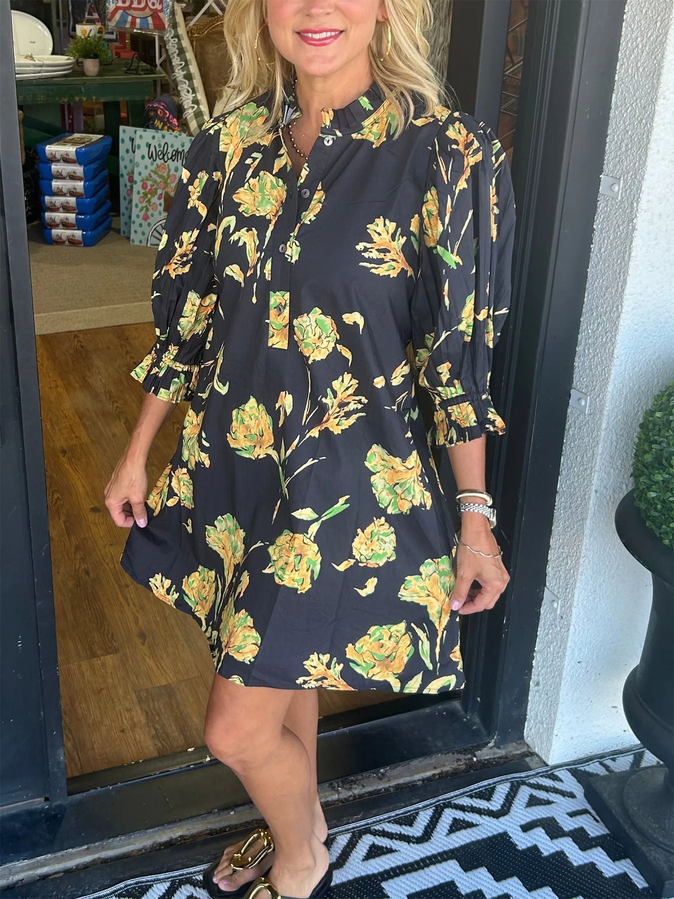 Robe chemise pour femmes avec des accents floraux et des détails de volants Chic und Stil