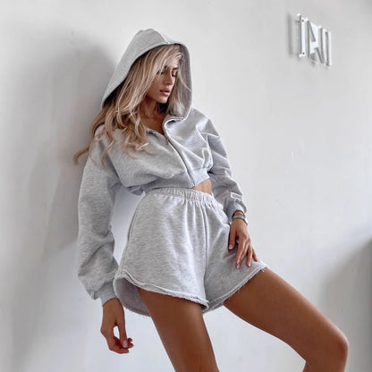 Ensemble de hoodie court et de shorts décontracté pour femmes avec taille élastique Chic und Stil