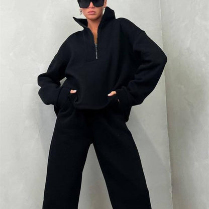 Chic und Stil women's sporty fleece sweatshirt set and high-neck jogging pants