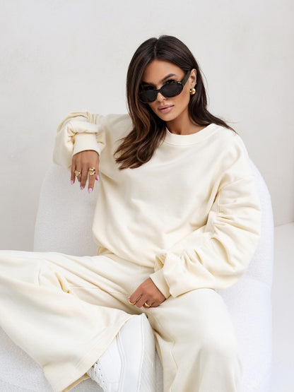 Casual outfit for women with wide pants and oversized sweatshirt Chic und Stil